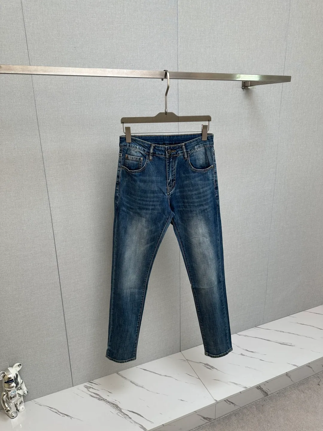 Available at the official website counter at the same time, the Original is a very stylish pair of jeans, with customized original washed denim fabric, unique design, top-notch printing technology letter pattern logo, original hardware accessories decoration, an extremely outstanding pair of jeans, the materials and craftsmanship are extremely luxurious and exquisite, extremely high-grade, handsome and stylish upper body, recommended 👍, Sizes: 29-38